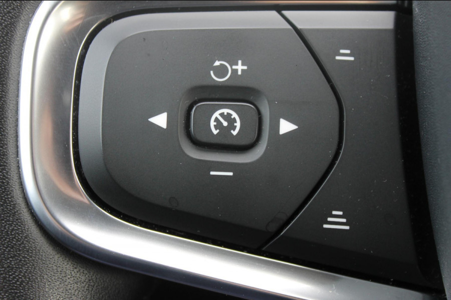 Volvo XC40 T3 163PK automaat Momentum Pro / Climate Control/ Cruise control/ elektrische achterklep/ Bluetooth/ Apple carplay/ Drive mode/ Parkeersensoren met camera/ Navigatie