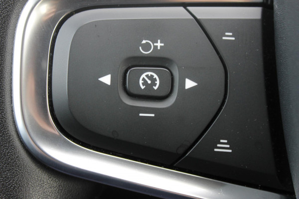 Volvo XC40 T3 163PK automaat Momentum Pro / Climate Control/ Cruise control/ elektrische achterklep/ Bluetooth/ Apple carplay/ Drive mode/ Parkeersensoren met camera/ Navigatie