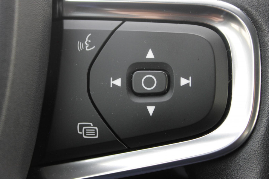 Volvo XC40 T3 163PK automaat Momentum Pro / Climate Control/ Cruise control/ elektrische achterklep/ Bluetooth/ Apple carplay/ Drive mode/ Parkeersensoren met camera/ Navigatie