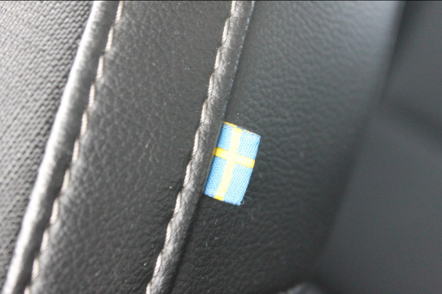 Volvo XC40 T3 163PK automaat Momentum Pro / Climate Control/ Cruise control/ elektrische achterklep/ Bluetooth/ Apple carplay/ Drive mode/ Parkeersensoren met camera/ Navigatie