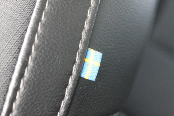 Volvo XC40 T3 163PK automaat Momentum Pro / Climate Control/ Cruise control/ elektrische achterklep/ Bluetooth/ Apple carplay/ Drive mode/ Parkeersensoren met camera/ Navigatie