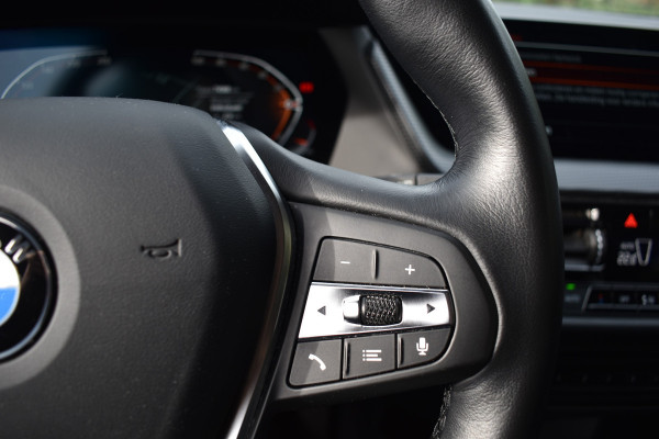 BMW 1-serie 118IA 140PK AUT. BUSINESS SPORT-LINE NAVI/LED/CAMERA/CARPLAY