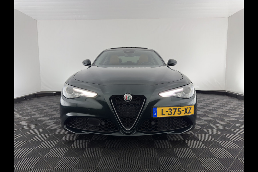 Alfa Romeo Giulia 2.0T Sprint (INCL-BTW) Aut. *PANO | LEATHER-FABRIC | XENON | ADAPTIVE-CRUISE | BLIND-SPOT | SPORTSEATS | CAMERA | NAVI-FULLMAP | DAB+ | SHIFT-PADDLES | PRIVACY-GLASS | LANE-ASSIST | BLINDSPOT | KEYLESS |