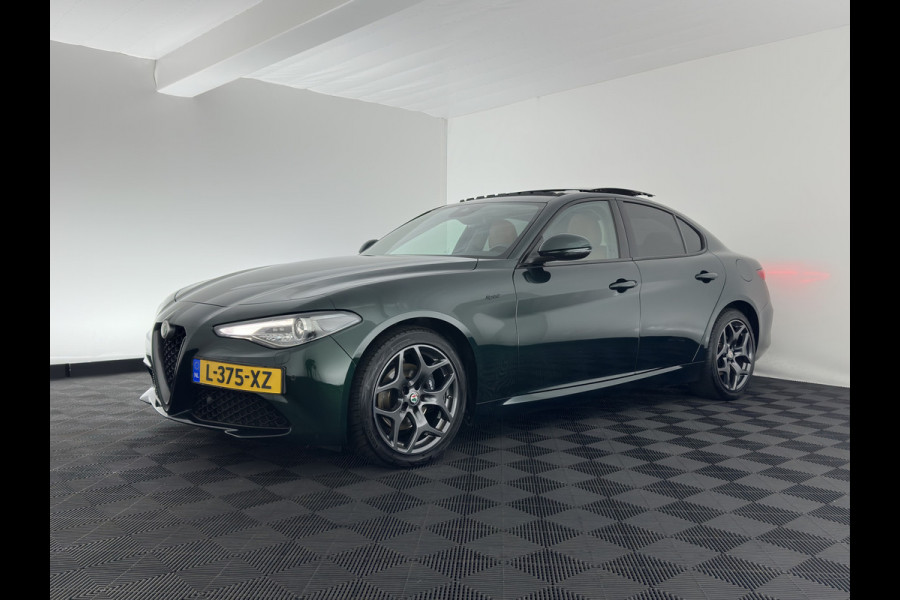 Alfa Romeo Giulia 2.0T Sprint (INCL-BTW) Aut. *PANO | LEATHER-FABRIC | XENON | ADAPTIVE-CRUISE | BLIND-SPOT | SPORTSEATS | CAMERA | NAVI-FULLMAP | DAB+ | SHIFT-PADDLES | PRIVACY-GLASS | LANE-ASSIST | BLINDSPOT | KEYLESS |