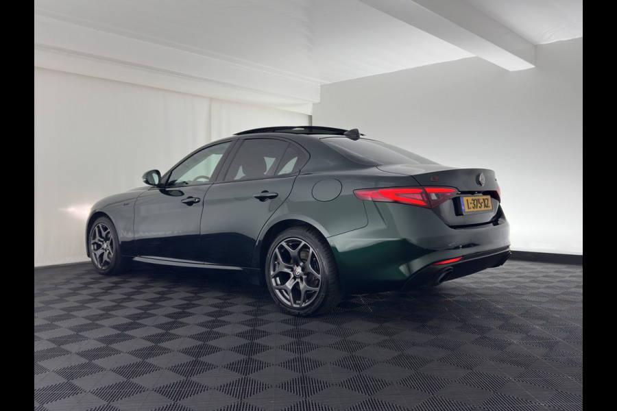 Alfa Romeo Giulia 2.0T Sprint (INCL-BTW) Aut. *PANO | LEATHER-FABRIC | XENON | ADAPTIVE-CRUISE | BLIND-SPOT | SPORTSEATS | CAMERA | NAVI-FULLMAP | DAB+ | SHIFT-PADDLES | PRIVACY-GLASS | LANE-ASSIST | BLINDSPOT | KEYLESS |