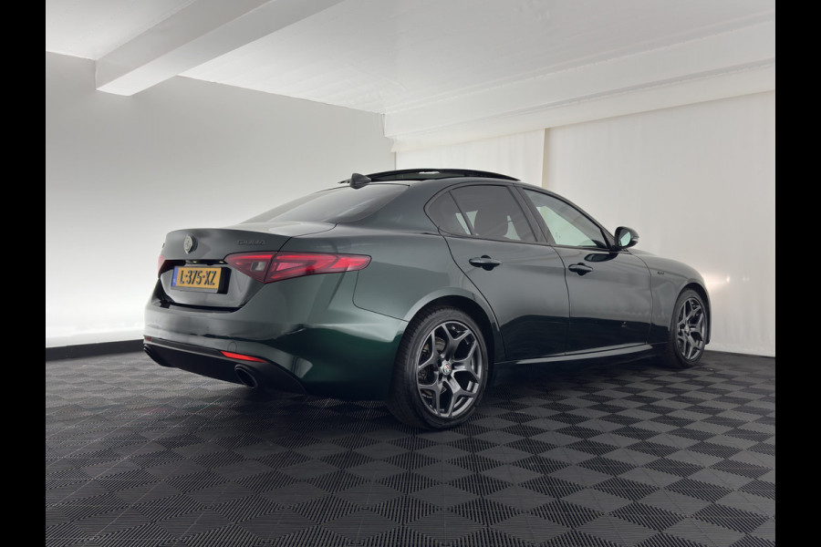 Alfa Romeo Giulia 2.0T Sprint (INCL-BTW) Aut. *PANO | LEATHER-FABRIC | XENON | ADAPTIVE-CRUISE | BLIND-SPOT | SPORTSEATS | CAMERA | NAVI-FULLMAP | DAB+ | SHIFT-PADDLES | PRIVACY-GLASS | LANE-ASSIST | BLINDSPOT | KEYLESS |