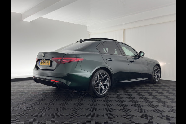 Alfa Romeo Giulia 2.0T Sprint (INCL-BTW) Aut. *PANO | LEATHER-FABRIC | XENON | ADAPTIVE-CRUISE | BLIND-SPOT | SPORTSEATS | CAMERA | NAVI-FULLMAP | DAB+ | SHIFT-PADDLES | PRIVACY-GLASS | LANE-ASSIST | BLINDSPOT | KEYLESS |