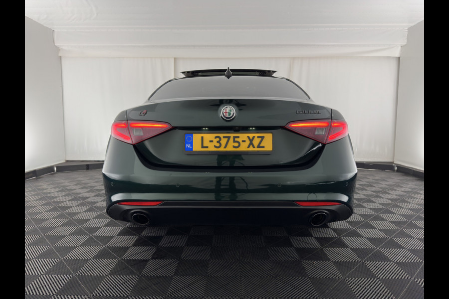 Alfa Romeo Giulia 2.0T Sprint (INCL-BTW) Aut. *PANO | LEATHER-FABRIC | XENON | ADAPTIVE-CRUISE | BLIND-SPOT | SPORTSEATS | CAMERA | NAVI-FULLMAP | DAB+ | SHIFT-PADDLES | PRIVACY-GLASS | LANE-ASSIST | BLINDSPOT | KEYLESS |