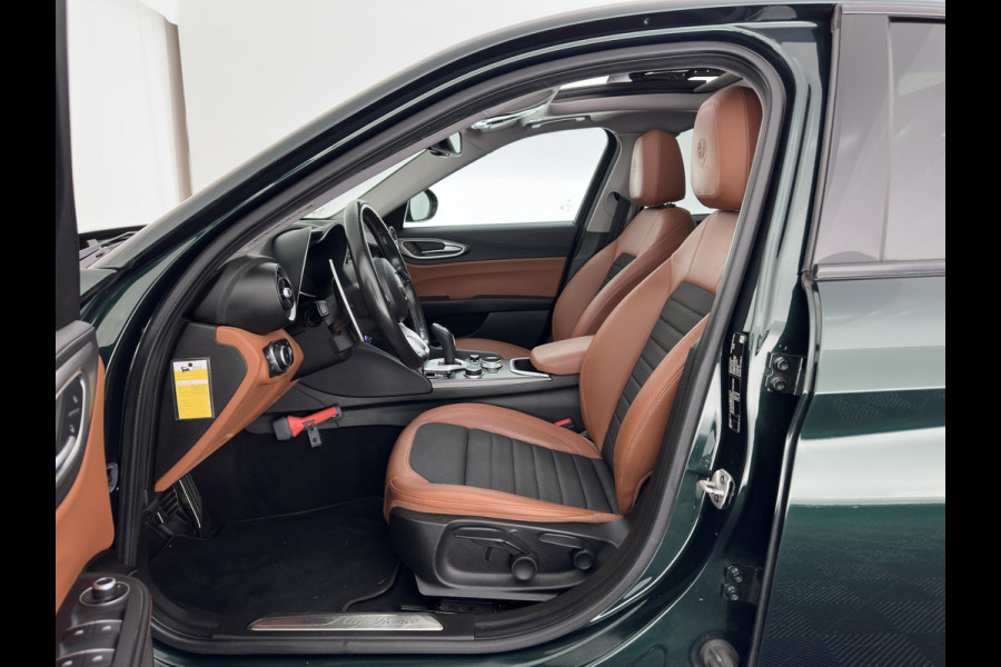 Alfa Romeo Giulia 2.0T Sprint (INCL-BTW) Aut. *PANO | LEATHER-FABRIC | XENON | ADAPTIVE-CRUISE | BLIND-SPOT | SPORTSEATS | CAMERA | NAVI-FULLMAP | DAB+ | SHIFT-PADDLES | PRIVACY-GLASS | LANE-ASSIST | BLINDSPOT | KEYLESS |