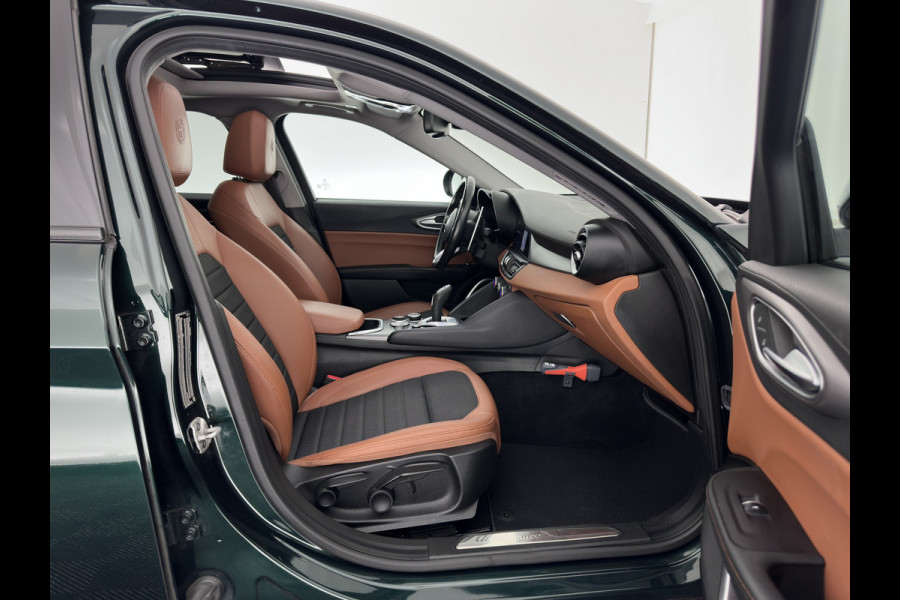 Alfa Romeo Giulia 2.0T Sprint (INCL-BTW) Aut. *PANO | LEATHER-FABRIC | XENON | ADAPTIVE-CRUISE | BLIND-SPOT | SPORTSEATS | CAMERA | NAVI-FULLMAP | DAB+ | SHIFT-PADDLES | PRIVACY-GLASS | LANE-ASSIST | BLINDSPOT | KEYLESS |
