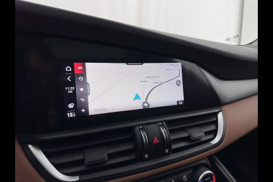 Alfa Romeo Giulia 2.0T Sprint (INCL-BTW) Aut. *PANO | LEATHER-FABRIC | XENON | ADAPTIVE-CRUISE | BLIND-SPOT | SPORTSEATS | CAMERA | NAVI-FULLMAP | DAB+ | SHIFT-PADDLES | PRIVACY-GLASS | LANE-ASSIST | BLINDSPOT | KEYLESS |