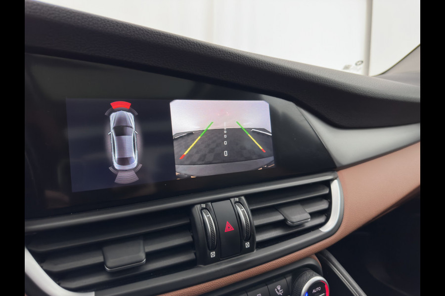 Alfa Romeo Giulia 2.0T Sprint (INCL-BTW) Aut. *PANO | LEATHER-FABRIC | XENON | ADAPTIVE-CRUISE | BLIND-SPOT | SPORTSEATS | CAMERA | NAVI-FULLMAP | DAB+ | SHIFT-PADDLES | PRIVACY-GLASS | LANE-ASSIST | BLINDSPOT | KEYLESS |