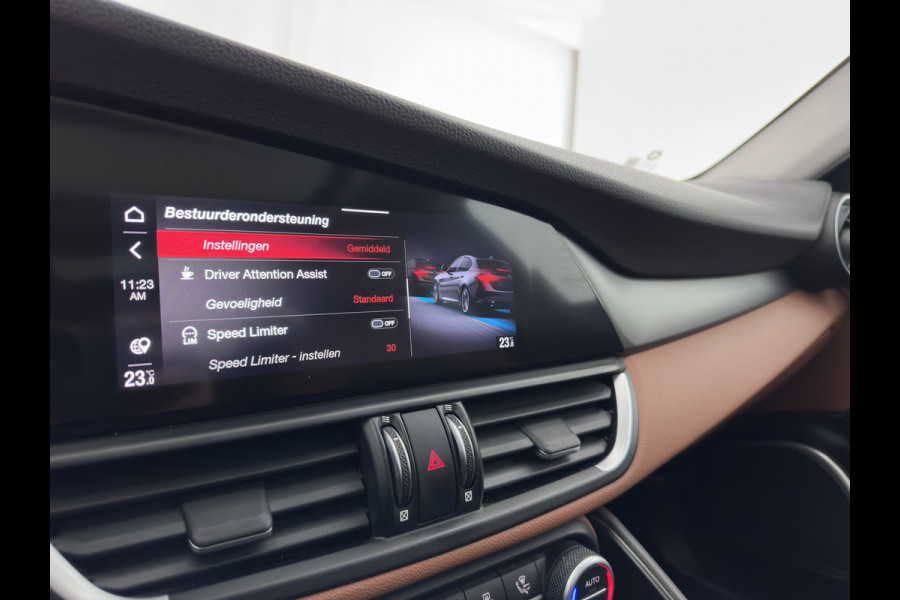 Alfa Romeo Giulia 2.0T Sprint (INCL-BTW) Aut. *PANO | LEATHER-FABRIC | XENON | ADAPTIVE-CRUISE | BLIND-SPOT | SPORTSEATS | CAMERA | NAVI-FULLMAP | DAB+ | SHIFT-PADDLES | PRIVACY-GLASS | LANE-ASSIST | BLINDSPOT | KEYLESS |