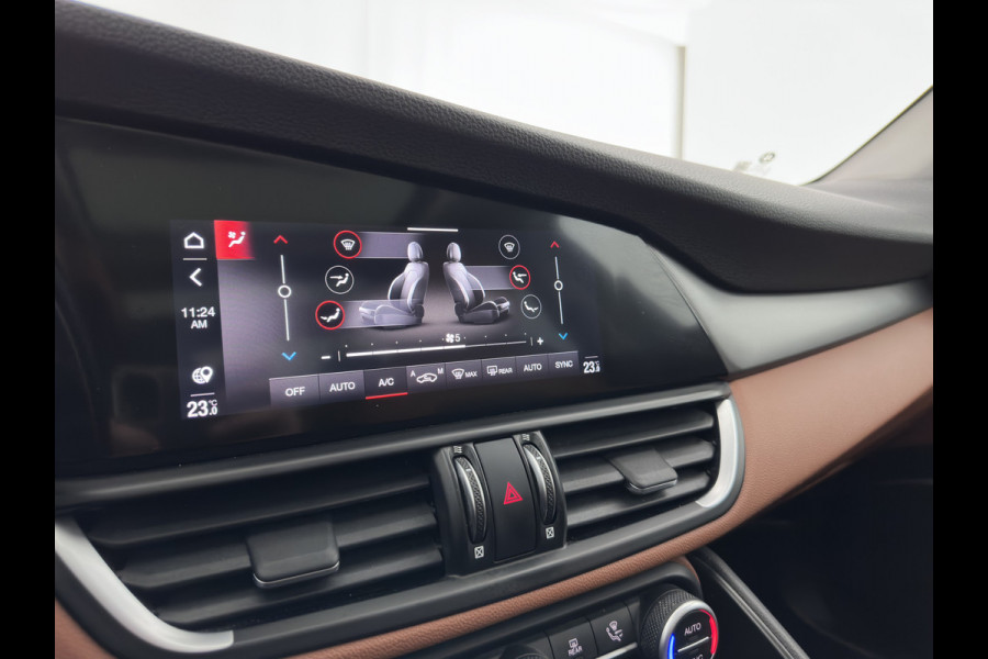 Alfa Romeo Giulia 2.0T Sprint (INCL-BTW) Aut. *PANO | LEATHER-FABRIC | XENON | ADAPTIVE-CRUISE | BLIND-SPOT | SPORTSEATS | CAMERA | NAVI-FULLMAP | DAB+ | SHIFT-PADDLES | PRIVACY-GLASS | LANE-ASSIST | BLINDSPOT | KEYLESS |