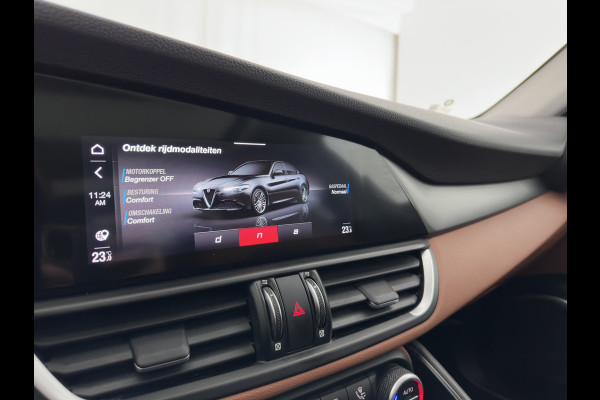 Alfa Romeo Giulia 2.0T Sprint (INCL-BTW) Aut. *PANO | LEATHER-FABRIC | XENON | ADAPTIVE-CRUISE | BLIND-SPOT | SPORTSEATS | CAMERA | NAVI-FULLMAP | DAB+ | SHIFT-PADDLES | PRIVACY-GLASS | LANE-ASSIST | BLINDSPOT | KEYLESS |