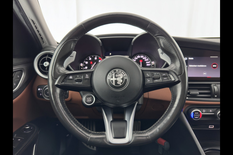 Alfa Romeo Giulia 2.0T Sprint (INCL-BTW) Aut. *PANO | LEATHER-FABRIC | XENON | ADAPTIVE-CRUISE | BLIND-SPOT | SPORTSEATS | CAMERA | NAVI-FULLMAP | DAB+ | SHIFT-PADDLES | PRIVACY-GLASS | LANE-ASSIST | BLINDSPOT | KEYLESS |