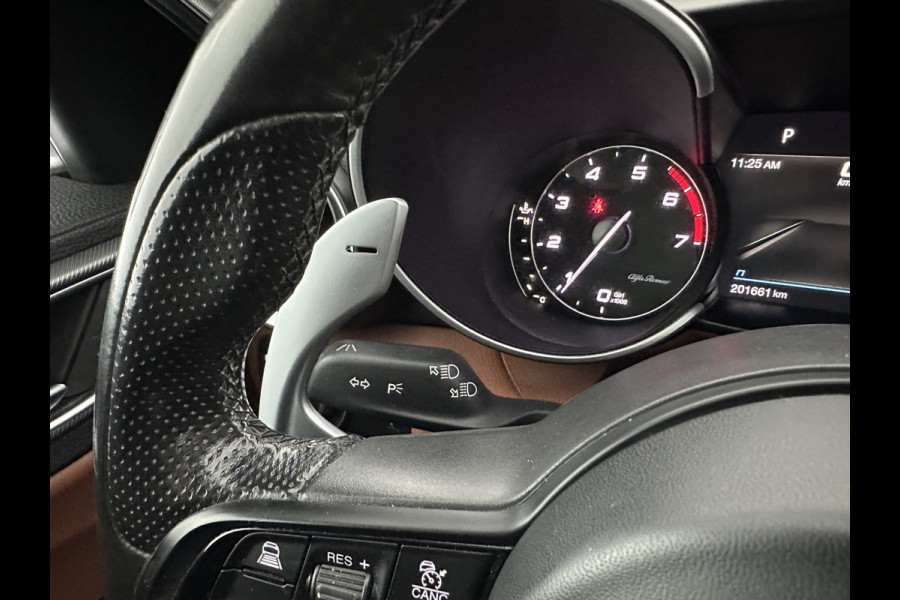 Alfa Romeo Giulia 2.0T Sprint (INCL-BTW) Aut. *PANO | LEATHER-FABRIC | XENON | ADAPTIVE-CRUISE | BLIND-SPOT | SPORTSEATS | CAMERA | NAVI-FULLMAP | DAB+ | SHIFT-PADDLES | PRIVACY-GLASS | LANE-ASSIST | BLINDSPOT | KEYLESS |