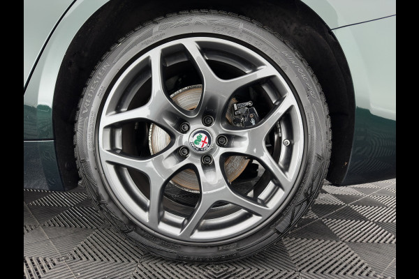 Alfa Romeo Giulia 2.0T Sprint (INCL-BTW) Aut. *PANO | LEATHER-FABRIC | XENON | ADAPTIVE-CRUISE | BLIND-SPOT | SPORTSEATS | CAMERA | NAVI-FULLMAP | DAB+ | SHIFT-PADDLES | PRIVACY-GLASS | LANE-ASSIST | BLINDSPOT | KEYLESS |