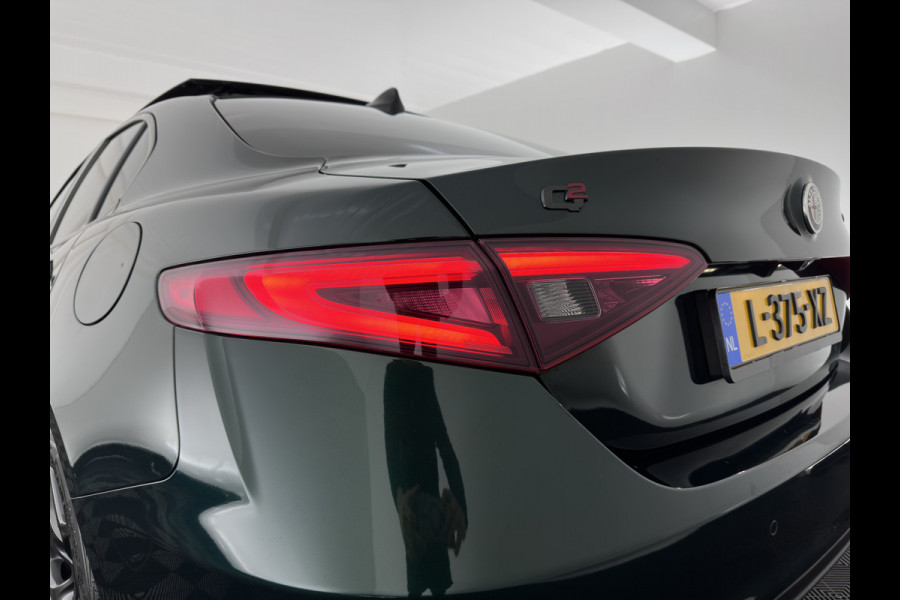 Alfa Romeo Giulia 2.0T Sprint (INCL-BTW) Aut. *PANO | LEATHER-FABRIC | XENON | ADAPTIVE-CRUISE | BLIND-SPOT | SPORTSEATS | CAMERA | NAVI-FULLMAP | DAB+ | SHIFT-PADDLES | PRIVACY-GLASS | LANE-ASSIST | BLINDSPOT | KEYLESS |