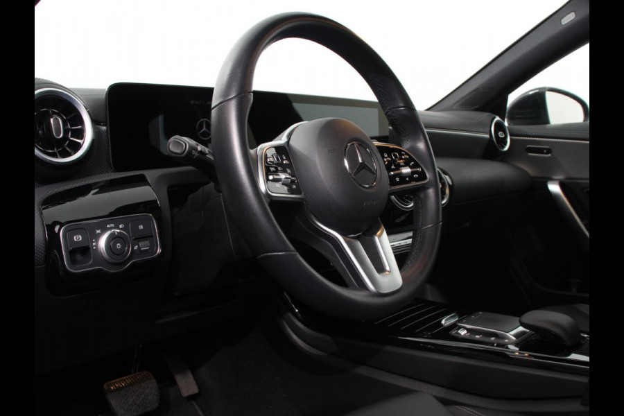 Mercedes-Benz CLA-Klasse Shooting Brake 200 163pk DCT Progressive | Navigatie | Camera | Parkeersensoren | Elektrische achterklep | Stoelverwarming | Cruise Control | Ledverlichting | Climate Control