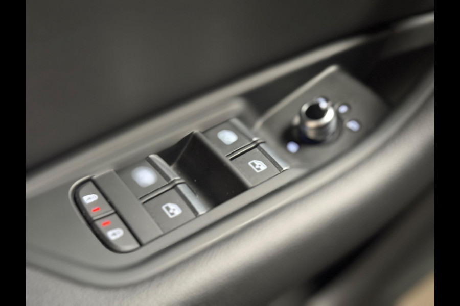 Audi A4 Limousine 35 TFSI S edition Competition 3 x S-line | NAP | Pano | Stoelverwarming | Sfeerverlichting | DAB | CarPlay