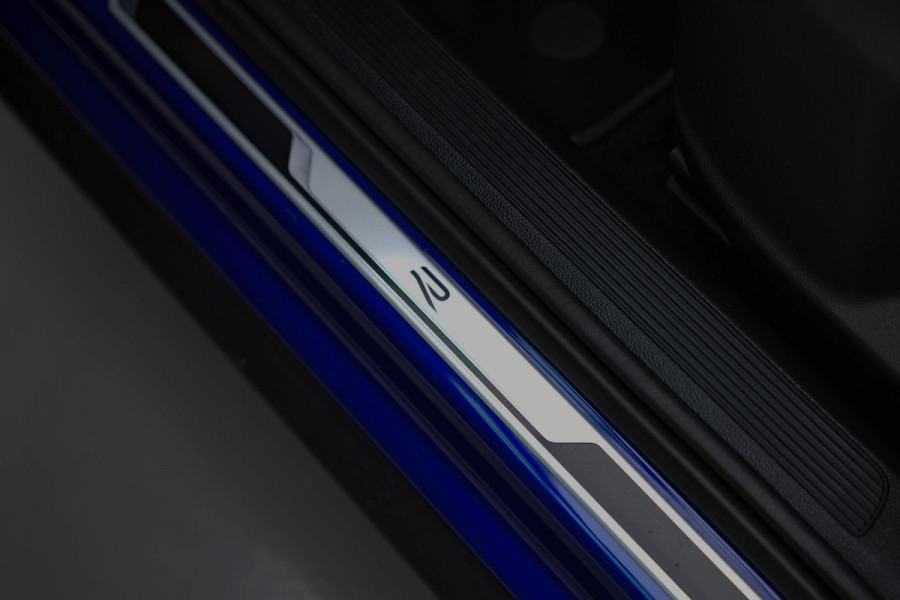 Volkswagen T-Roc 2.0 TSI 4Motion R |Pano|Akra|Dodehoek|Beats|Leder|