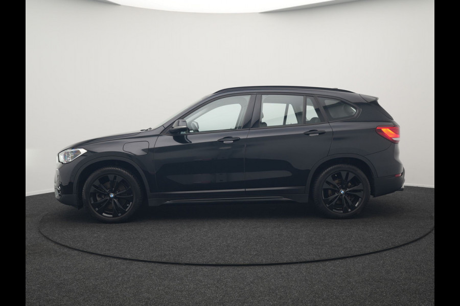 BMW X1 xDrive25e Sportline Plug In Hybrid 221pk Dealer O.H PHEV | Trekhaak Afn. | Head Up | Adaptive Cruise | Camera | Lederen Sportstoelen Verwarmd | M Sportstuur | Navigatie | DAB | 18"L.M |