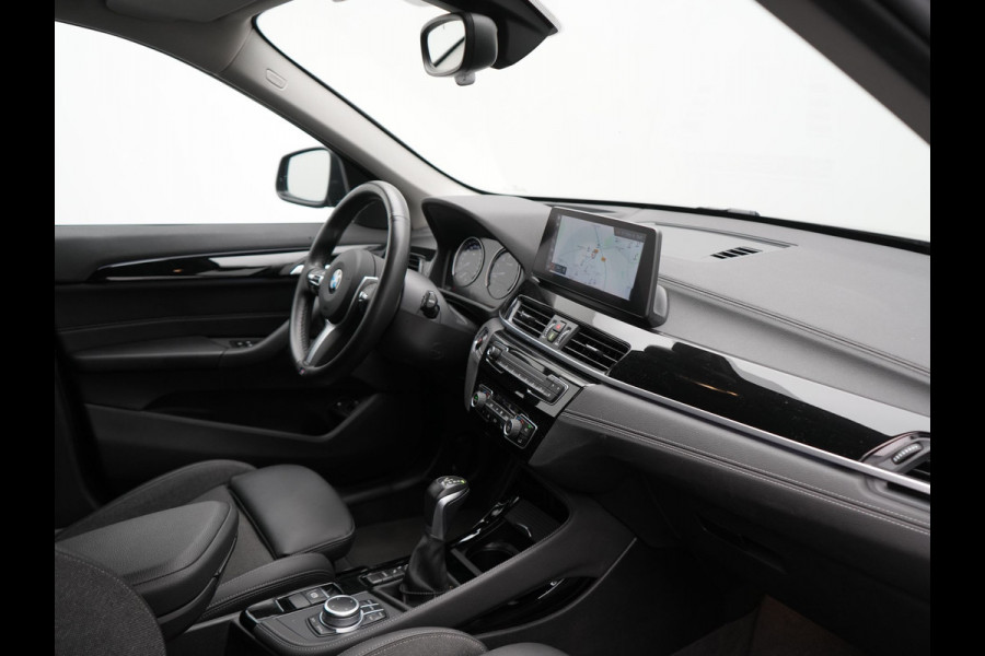 BMW X1 xDrive25e Sportline Plug In Hybrid 221pk Dealer O.H PHEV | Trekhaak Afn. | Head Up | Adaptive Cruise | Camera | Lederen Sportstoelen Verwarmd | M Sportstuur | Navigatie | DAB | 18"L.M |