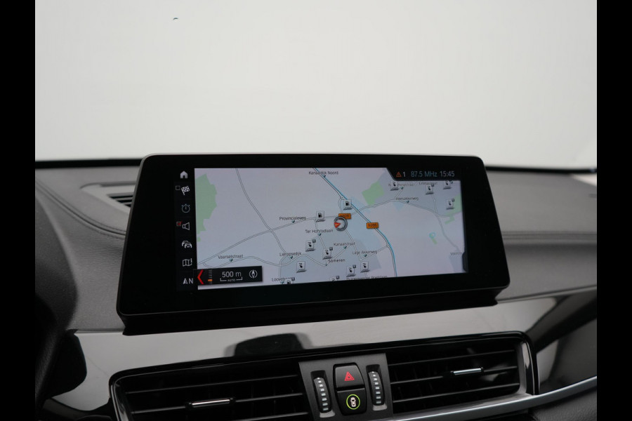 BMW X1 xDrive25e Sportline Plug In Hybrid 221pk Dealer O.H PHEV | Trekhaak Afn. | Head Up | Adaptive Cruise | Camera | Lederen Sportstoelen Verwarmd | M Sportstuur | Navigatie | DAB | 18"L.M |