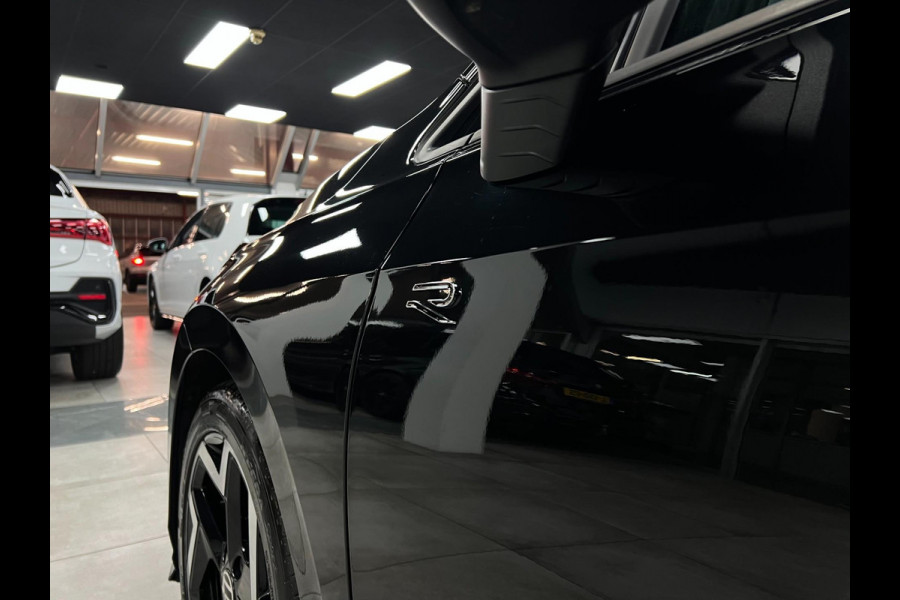 Volkswagen Golf 8.5 1.5 eTSI R-Line | CAMERA | LED | PANO |