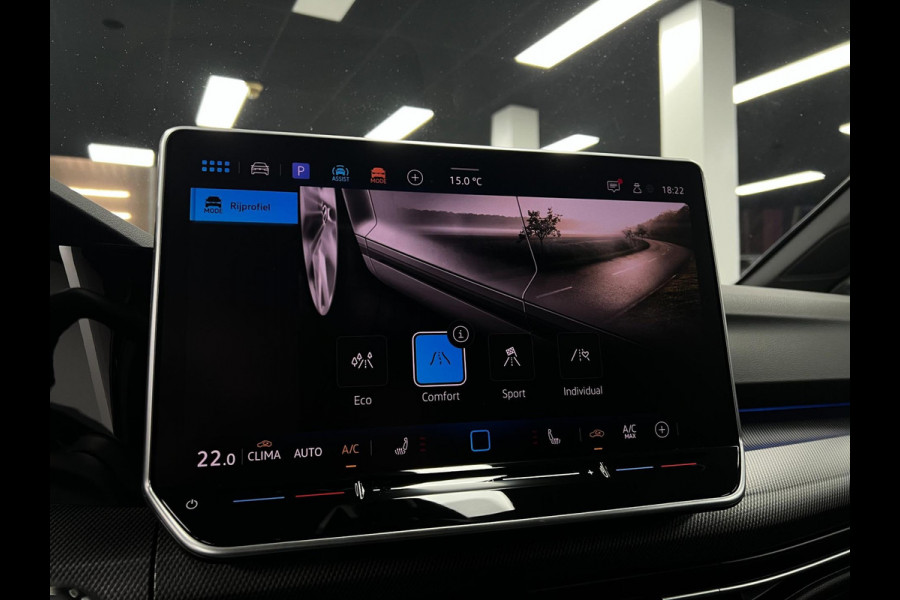 Volkswagen Golf 8.5 1.5 eTSI R-Line | CAMERA | LED | PANO |