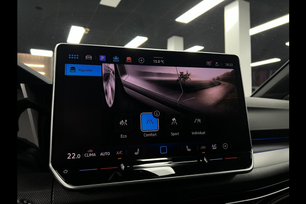 Volkswagen Golf 8.5 1.5 eTSI R-Line | CAMERA | LED | PANO |