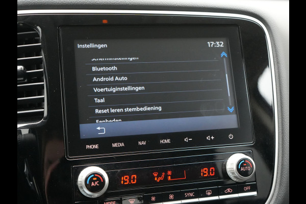 Mitsubishi Outlander 2.4 PHEV Intense Plug In Hybrid 225pk Dealer O.H PHEV | Trekhaak | Camera | Lederen Sportstoelen Verwarmd | Navigatie | Keyless | Android Auto | DAB |