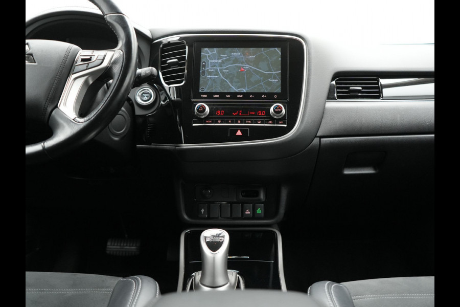 Mitsubishi Outlander 2.4 PHEV Intense Plug In Hybrid 225pk Dealer O.H PHEV | Trekhaak | Camera | Lederen Sportstoelen Verwarmd | Navigatie | Keyless | Android Auto | DAB |