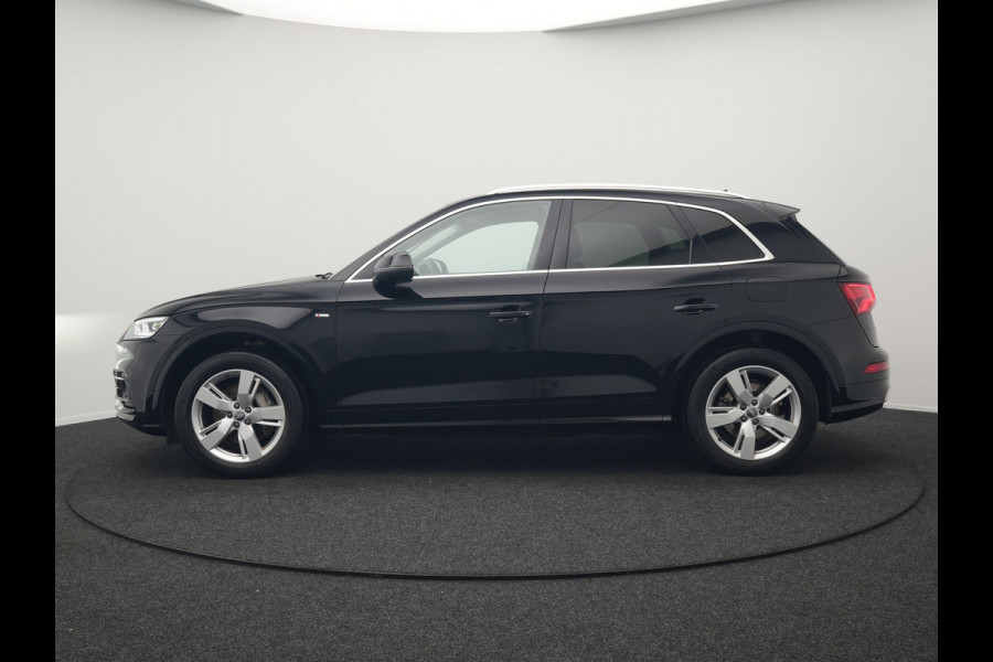 Audi Q5 50 TFSI e quattro S Line Plug In Hybrid 299pk Dealer O.H PHEV | Luchtvering | Trekhaak Af Fabriek | Adaptive Cruise | Camera | Virtual | Apple Carplay | Alcantara Sportstoelen Verwarmd | Keyless | Navigatie | DAB |