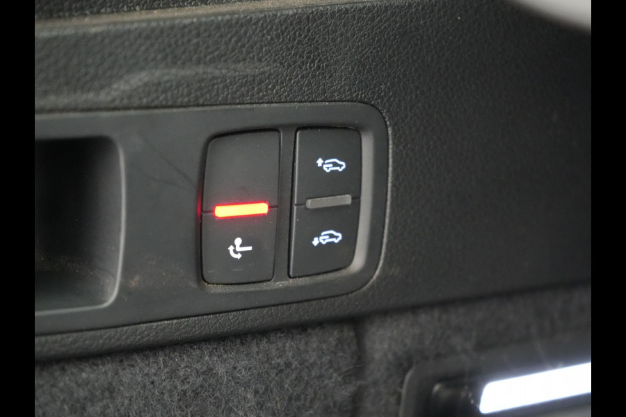 Audi Q5 50 TFSI e quattro S Line Plug In Hybrid 299pk Dealer O.H PHEV | Luchtvering | Trekhaak Af Fabriek | Adaptive Cruise | Camera | Virtual | Apple Carplay | Alcantara Sportstoelen Verwarmd | Keyless | Navigatie | DAB |