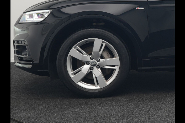 Audi Q5 50 TFSI e quattro S Line Plug In Hybrid 299pk Dealer O.H PHEV | Luchtvering | Trekhaak Af Fabriek | Adaptive Cruise | Camera | Virtual | Apple Carplay | Alcantara Sportstoelen Verwarmd | Keyless | Navigatie | DAB |