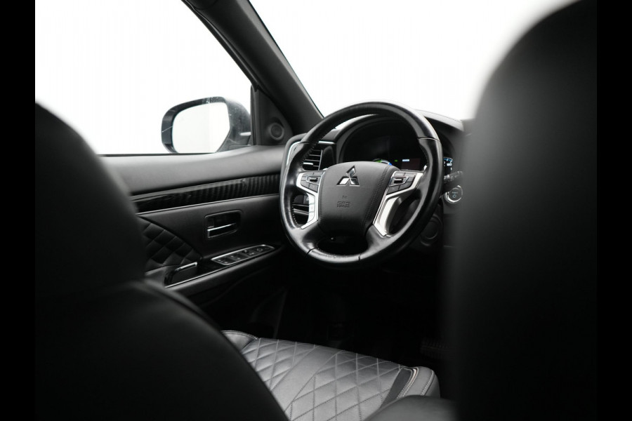 Mitsubishi Outlander 2.4 Intense+ Plug In Hybrid 225pk Dealer O.H PHEV | Trekhaak Af Fabriek | 360 Camera | Lederen Sportstoelen Verwarmd | Apple Carplay | Blis | Cruise Control | Navigatie | Keyless | DAB | 18" L.M |