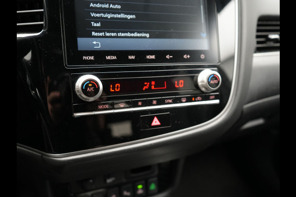 Mitsubishi Outlander 2.4 Intense+ Plug In Hybrid 225pk Dealer O.H PHEV | Trekhaak Af Fabriek | 360 Camera | Lederen Sportstoelen Verwarmd | Apple Carplay | Blis | Cruise Control | Navigatie | Keyless | DAB | 18" L.M |