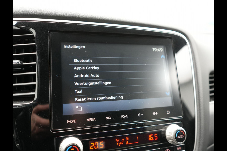 Mitsubishi Outlander 2.4 Intense+ Plug In Hybrid 225pk Dealer O.H PHEV | Trekhaak Af Fabriek | 360 Camera | Lederen Sportstoelen Verwarmd | Apple Carplay | Blis | Cruise Control | Navigatie | Keyless | DAB | 18" L.M |