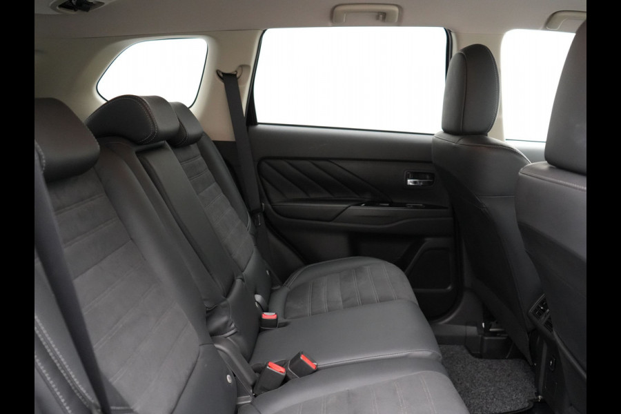 Mitsubishi Outlander 2.4 Intense Plug In Hybrid 225pk Dealer O.H PHEV | Trekhaak Afneembaar | Alcantara Sportstoelen Verwarmd | Camera | Apple Carplay | Keyless | DAB |