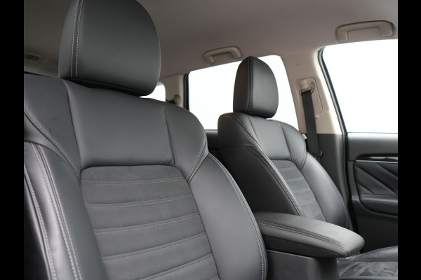 Mitsubishi Outlander 2.4 Intense Plug In Hybrid 225pk Dealer O.H PHEV | Trekhaak Afneembaar | Alcantara Sportstoelen Verwarmd | Camera | Apple Carplay | Keyless | DAB |