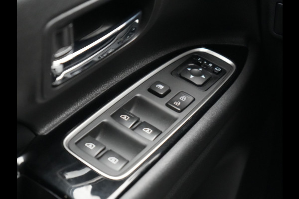 Mitsubishi Outlander 2.4 Intense Plug In Hybrid 225pk Dealer O.H PHEV | Trekhaak Afneembaar | Alcantara Sportstoelen Verwarmd | Camera | Apple Carplay | Keyless | DAB |