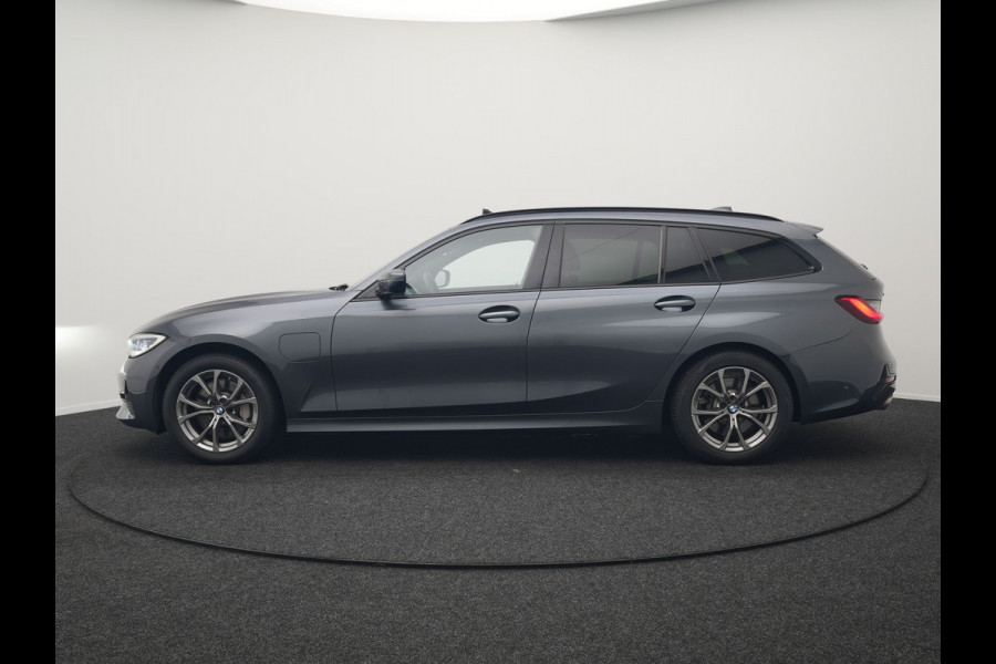 BMW 3 Serie Touring 330e xDrive Sportline Plug In Hybrid 293pk Dealer O.H. PHEV | Panodak | Head Up | Adaptive Cruise | Laser LED | Harman & Kardon | Lederen Sportstoelen Memory & Verwarmd | Sfeerverlichting | Virtual | Navigatie |