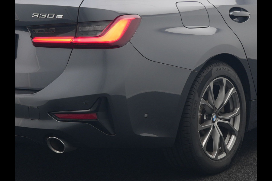 BMW 3 Serie Touring 330e xDrive Sportline Plug In Hybrid 293pk Dealer O.H. PHEV | Panodak | Head Up | Adaptive Cruise | Laser LED | Harman & Kardon | Lederen Sportstoelen Memory & Verwarmd | Sfeerverlichting | Virtual | Navigatie |