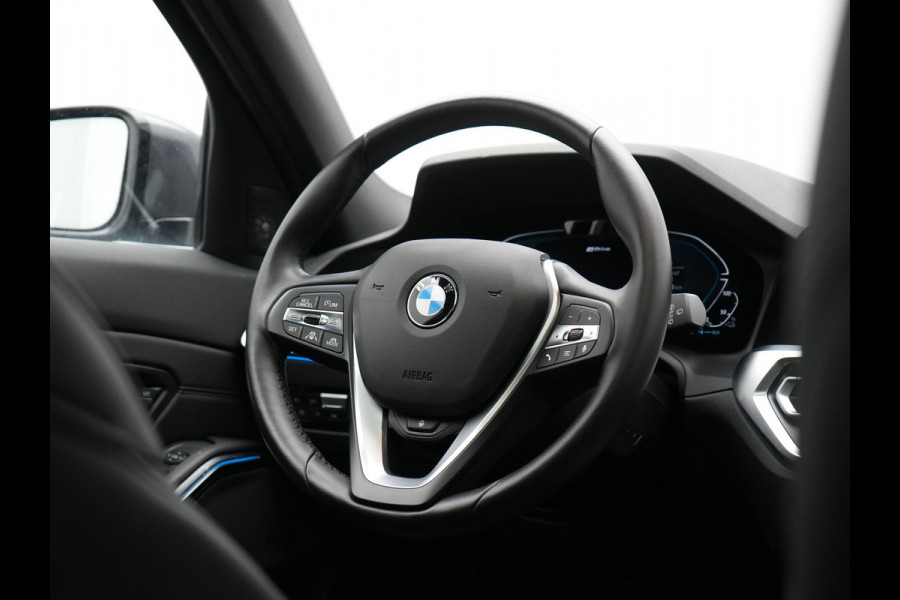 BMW 3 Serie Touring 330e xDrive Sportline Plug In Hybrid 293pk Dealer O.H. PHEV | Panodak | Head Up | Adaptive Cruise | Laser LED | Harman & Kardon | Lederen Sportstoelen Memory & Verwarmd | Sfeerverlichting | Virtual | Navigatie |