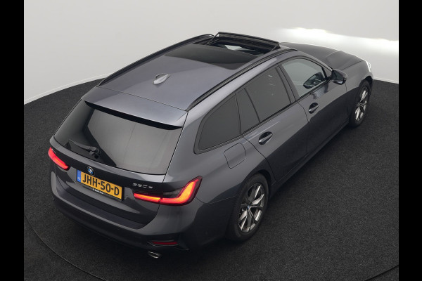 BMW 3 Serie Touring 330e xDrive Sportline Plug In Hybrid 293pk Dealer O.H. PHEV | Panodak | Head Up | Adaptive Cruise | Laser LED | Harman & Kardon | Lederen Sportstoelen Memory & Verwarmd | Sfeerverlichting | Virtual | Navigatie |