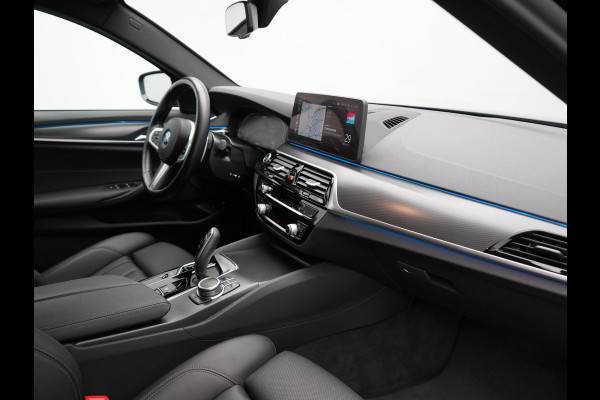 BMW 5 Serie Touring 530e M Sport Plug In Hybrid 293pk Dealer O.H PHEV | Sfeerverlichting | Lederen Sportstoelen Verwarmd | Apple Carplay | Cruise Control | Camera | Blis | Navigatie | DAB |