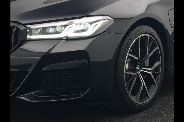 BMW 5 Serie Touring 530e M Sport Plug In Hybrid 293pk Dealer O.H PHEV | Sfeerverlichting | Lederen Sportstoelen Verwarmd | Apple Carplay | Cruise Control | Camera | Blis | Navigatie | DAB |