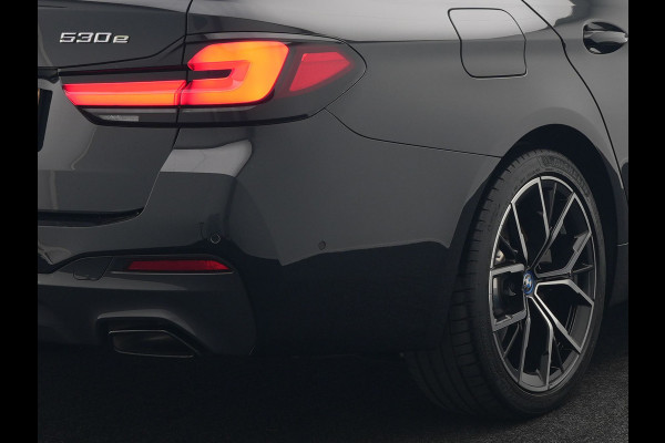BMW 5 Serie Touring 530e M Sport Plug In Hybrid 293pk Dealer O.H PHEV | Sfeerverlichting | Lederen Sportstoelen Verwarmd | Apple Carplay | Cruise Control | Camera | Blis | Navigatie | DAB |